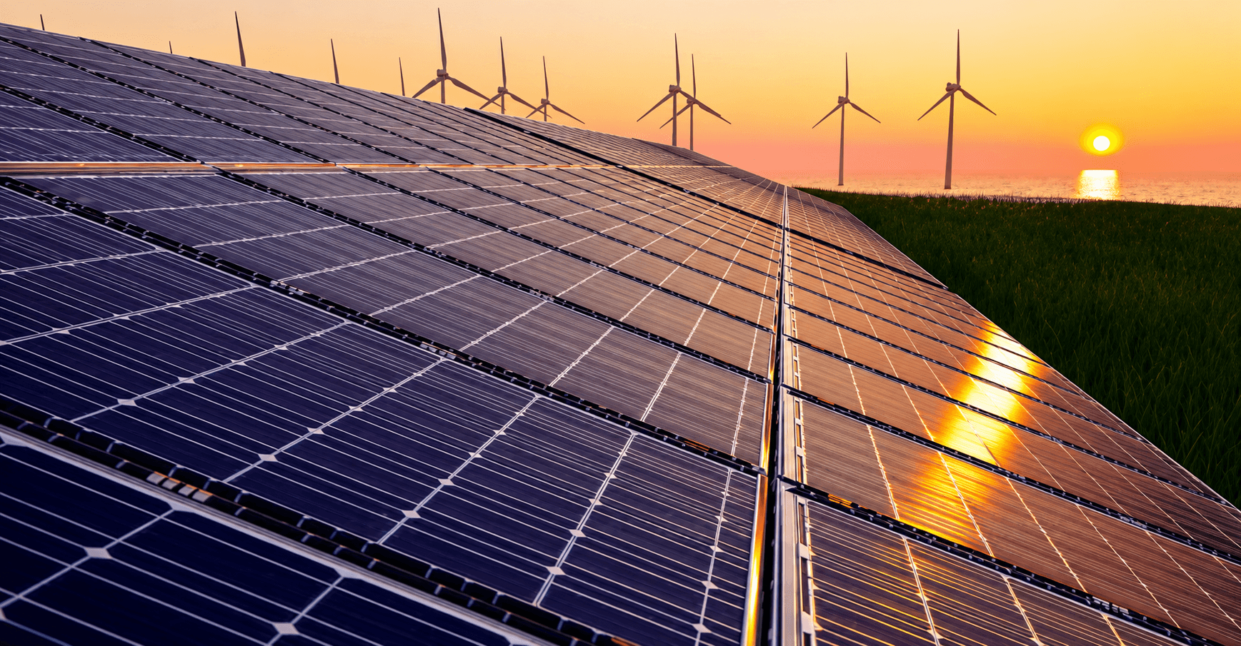 Usina fotovoltaica com fileiras de painéis solares e câmera de segurança